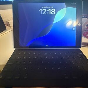 Apple iPad 9 with Apple keyboard